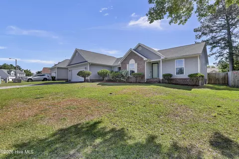 527 Raintree Rd, Jacksonville, NC 28540