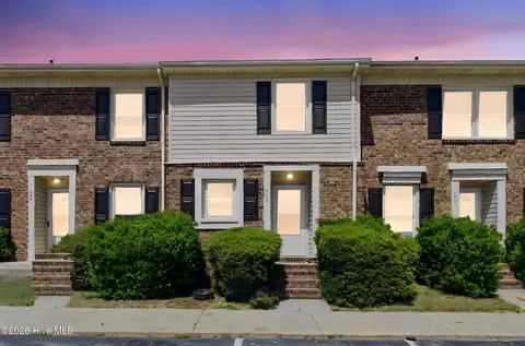 422 Kirkcaldy Ct, Fayetteville, NC 28314