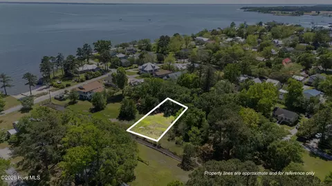 360 Vandemere St, Oriental, NC 28571