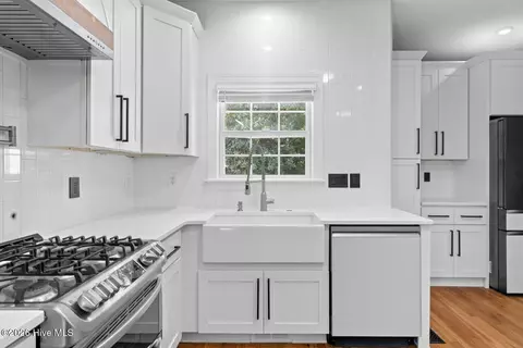 Kitchen - 108 Canvasback Pt, Hampstead, NC 28443 photo 4 of 5