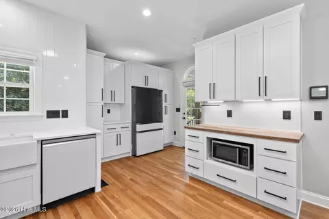 Kitchen - 108 Canvasback Pt, Hampstead, NC 28443 photo 5 of 5