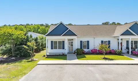 701 Pirates Landing Dr, Beaufort, NC 28516