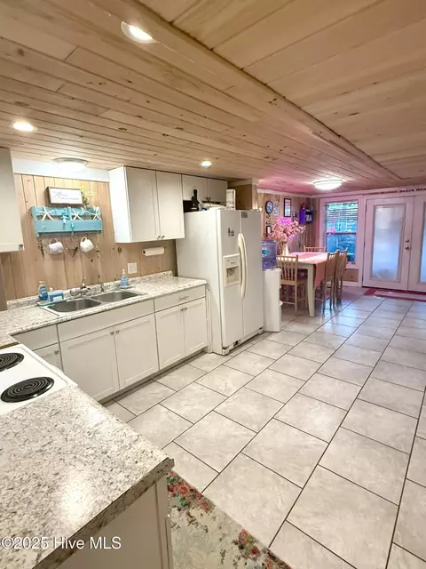 Kitchen - 311 Gunas Dr, Kill Devil Hills, NC 27948 photo 6 of 7