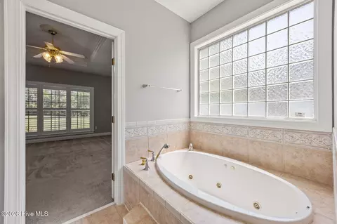 Bath - 908 Taberna Cir, New Bern, NC 28562 photo 2 of 6
