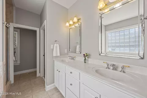 Bath - 908 Taberna Cir, New Bern, NC 28562 photo 1 of 6
