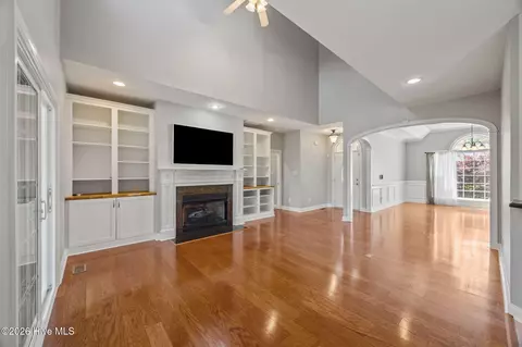 Living - 908 Taberna Cir, New Bern, NC 28562 photo 2 of 4