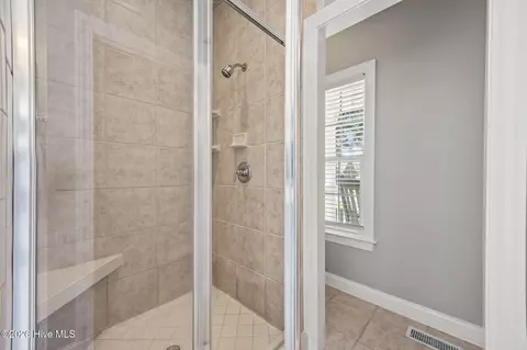 Bath - 908 Taberna Cir, New Bern, NC 28562 photo 3 of 6