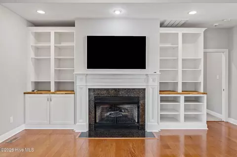 Living - 908 Taberna Cir, New Bern, NC 28562 photo 3 of 4