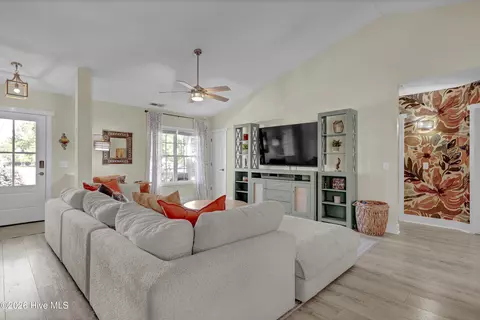 Living - 103 Greenview Ct, Hampstead, NC 28443 photo 2 of 3