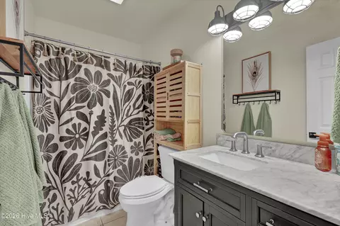 Bath - 103 Greenview Ct, Hampstead, NC 28443 photo 3 of 3