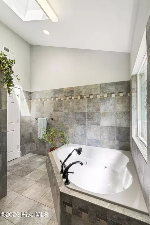 Bath - 147 Pine Needle Dr, Hampstead, NC 28443 photo 10 of 11