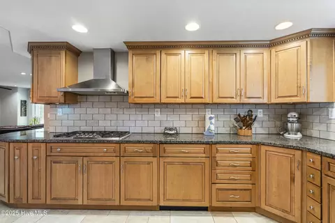 Kitchen - 147 Pine Needle Dr, Hampstead, NC 28443 photo 5 of 9