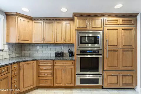 Kitchen - 147 Pine Needle Dr, Hampstead, NC 28443 photo 4 of 9