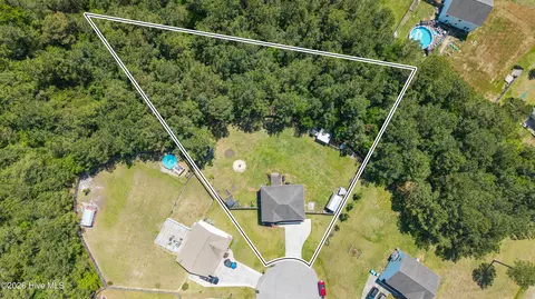 302 Sunbeam Ct, Richlands, NC 28574