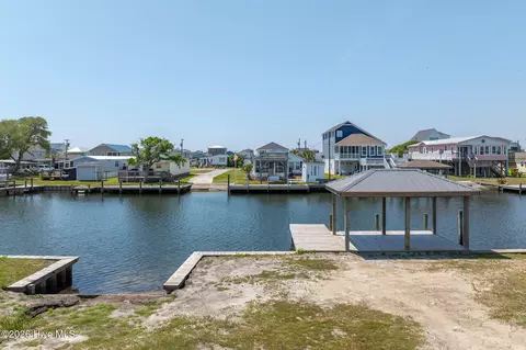 6039 6th St, Surf City, NC 28445