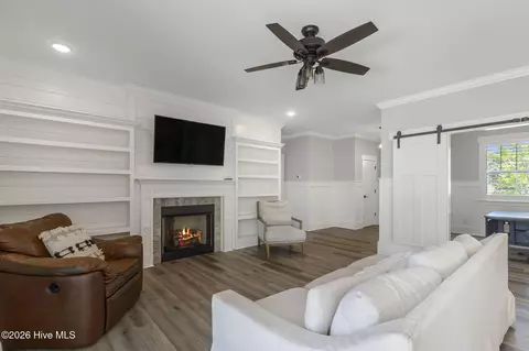 Living - 506 Crown Pointe Dr, Hampstead, NC 28443 photo 2 of 4