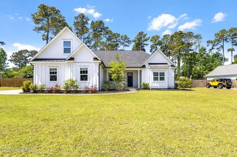 506 Crown Pointe Dr, Hampstead, NC 28443