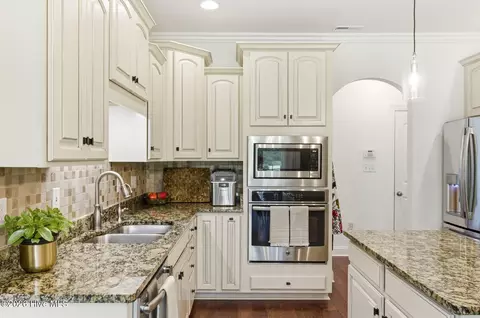 Kitchen - 74 Aster Pl, Hampstead, NC 28443 photo 5 of 5