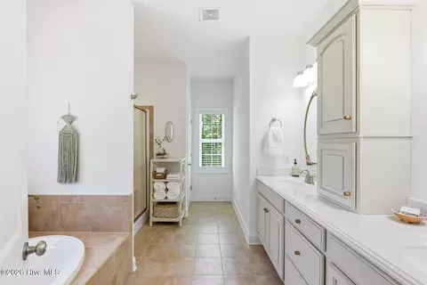 Bath - 74 Aster Pl, Hampstead, NC 28443 photo 5 of 9