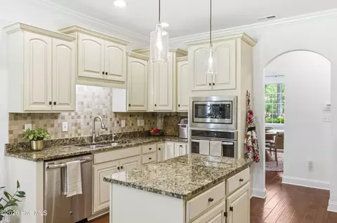 Kitchen - 74 Aster Pl, Hampstead, NC 28443 photo 4 of 5