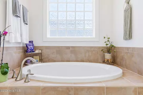 Bath - 74 Aster Pl, Hampstead, NC 28443 photo 6 of 9