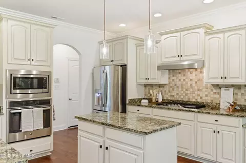 Kitchen - 74 Aster Pl, Hampstead, NC 28443 photo 2 of 5