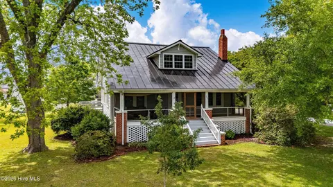 205 High St, Oriental, NC 28571