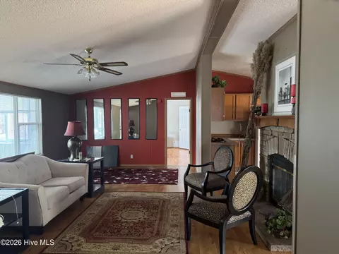 Living - 34 Towhee Ln, Murphy, NC 28906 photo 2 of 3