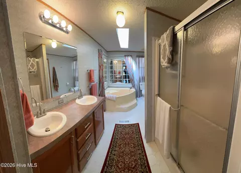 Bath - 34 Towhee Ln, Murphy, NC 28906 photo 3 of 5