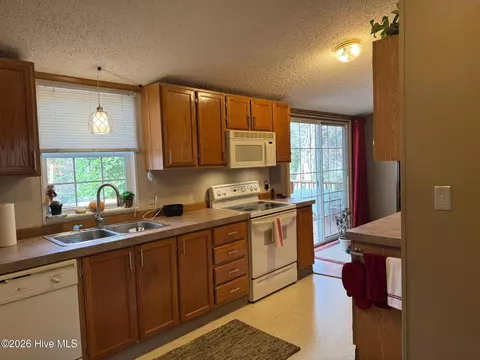 Kitchen - 34 Towhee Ln, Murphy, NC 28906 photo 2 of 5