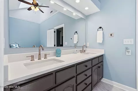 Bath - 444 E Creekview Dr, Hampstead, NC 28443 photo 4 of 8