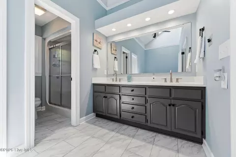 Bath - 444 E Creekview Dr, Hampstead, NC 28443 photo 5 of 8