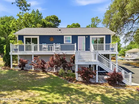 710 Hughes Rd, Hampstead, NC 28443