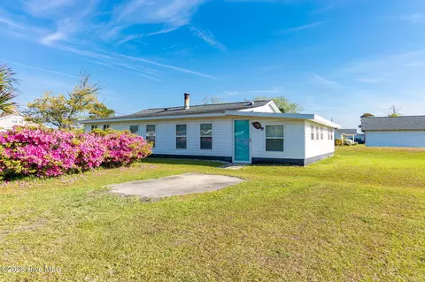 187 Mullens Dr, Harkers Island, NC 28531