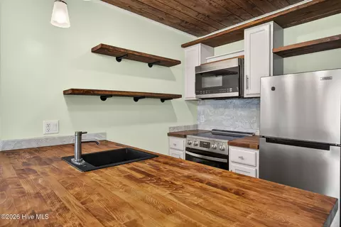 Kitchen - 129 Red Bird Ln, Hampstead, NC 28443 photo 5 of 5