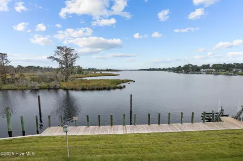 24 Batts Hill Rd, New Bern, NC 28562