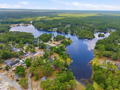 186 Cherry Rd, Southport, NC 28461