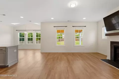 Living - 174 Tanglewood Ct, Hampstead, NC 28443 photo 4 of 6