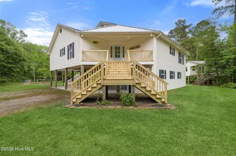 614 Cape Fear Dr, Burgaw, NC 28425