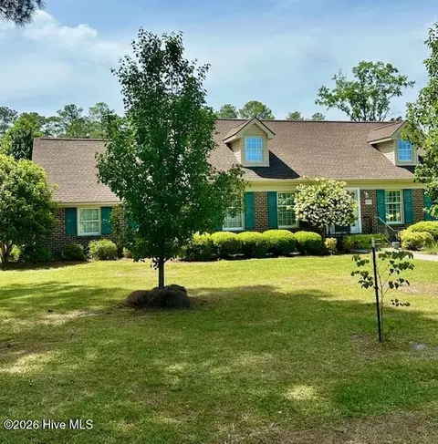 407 4th St, Bladenboro, NC 28320