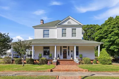 218 W College St, Mount Olive, NC 28365