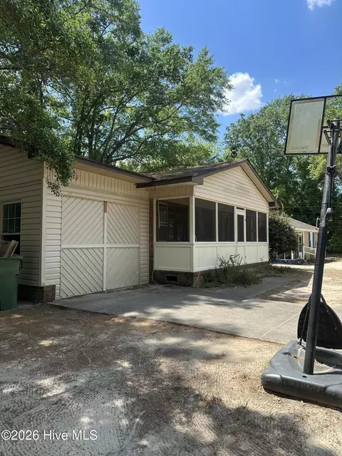 109 W Chestnut St, Maxton, NC 28364