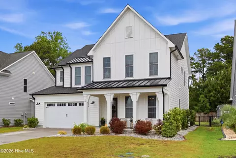 18 W Lightning Bug Ln, Hampstead, NC 28443