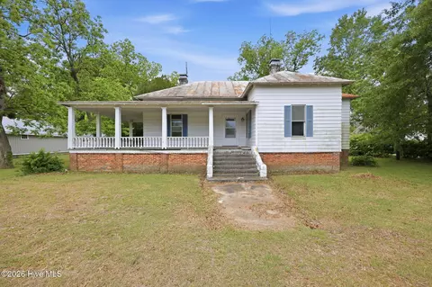 211 Pollock St, Pollocksville, NC 28573