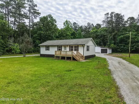 206 Village Dr, Beaufort, NC 28516