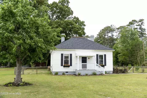 902 Jenkins Ave, Maysville, NC 28555