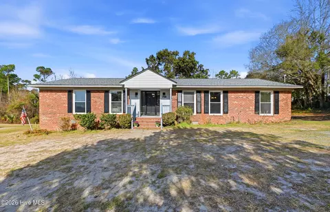 718 Hughes Rd, Hampstead, NC 28443