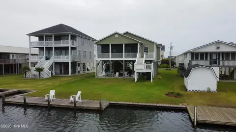 3055 3rd St, Surf City, NC 28445