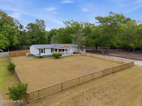 73 J E Batson Rd, Hampstead, NC 28443