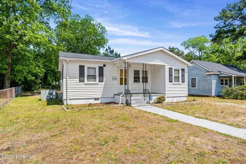 506 Charlotte St, Hamlet, NC 28345